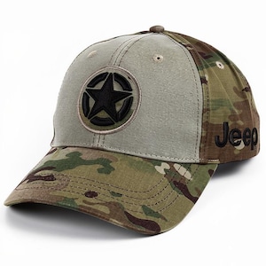 以下が含まれることがあります： 星のエンブレムと側面に「Jeep」の刺繍が入った迷彩柄の野球帽。カーブしたつばとニュートラルな色調のフロントパネルがあり、円形のパッチの中に黒い星があります。