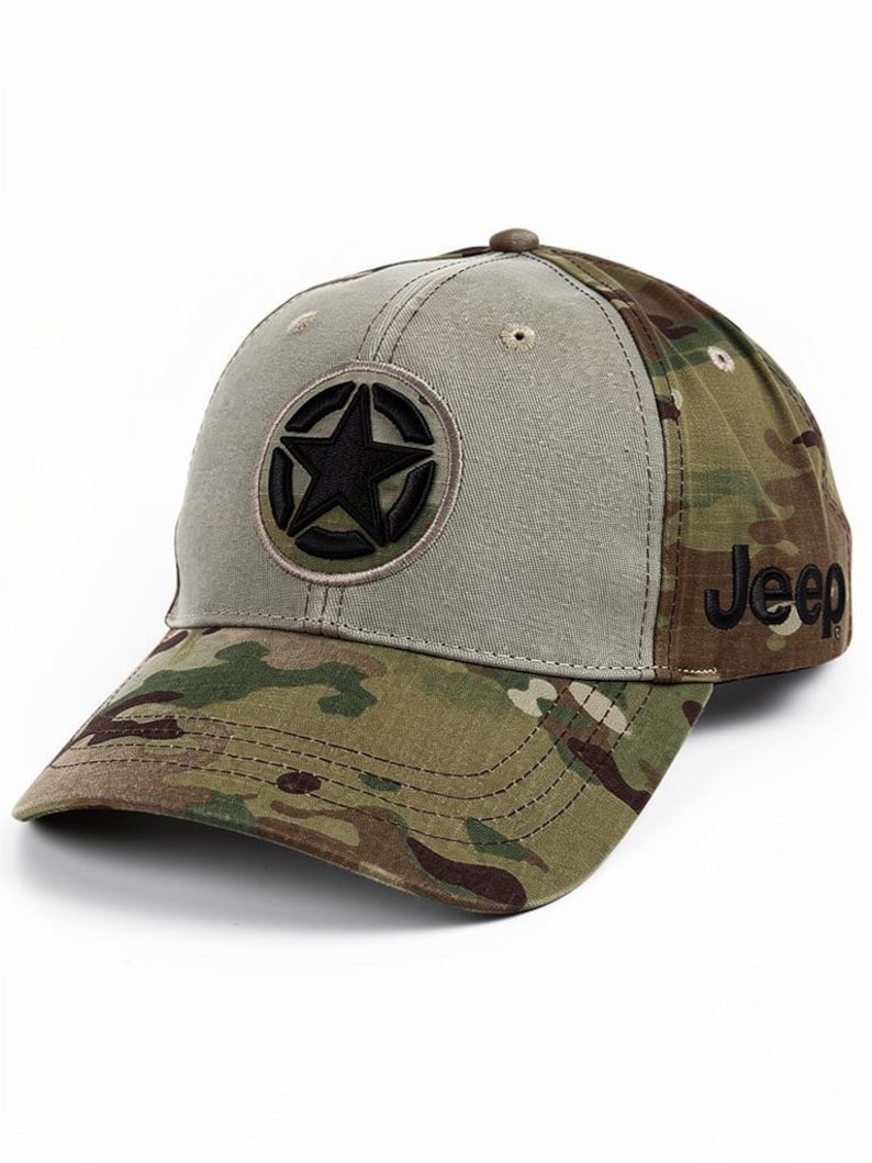 以下が含まれることがあります： 星のエンブレムと側面に「Jeep」の刺繍が入った迷彩柄の野球帽。カーブしたつばとニュートラルな色調のフロントパネルがあり、円形のパッチの中に黒い星があります。