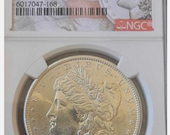 以下が含まれることがあります： 1881 S $1 モーガン・ダラー銀貨、ブリリアント・アンサーキュレーテッドとして評価され、保護ホルダーに入っています。コインには女性の横顔と「E PLURIBUS UNUM」の文字が描かれています。ホルダーにはNGCのグレーディングラベルとバーコードが付いています。