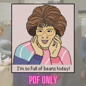 Peut inclure: Un motif de point de croix pixélisé d'une femme aux cheveux bruns portant des lunettes et un pull rayé rose et bleu. Le texte "I'm so full of beans today!" est sous l'image.