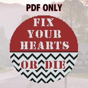 Könnte beinhalten: Ein rotes und schwarzes kreisförmiges Kreuzstichmuster mit dem Text "FIX YOUR HEARTS OR DIE" in weißen Buchstaben.