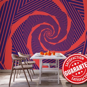 Peut inclure: Un papier peint géométrique rouge et violet avec un motif en spirale. Le motif est composé de lignes obliques, créant une illusion d'optique. Le papier peint est installé sur un mur derrière une table et des chaises.