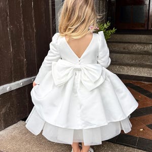 Elegante satijnen bloemenmeisjesjurk: lange mouwen, grote strik, baby peuter - winterbruiloft, bruidsmeisje