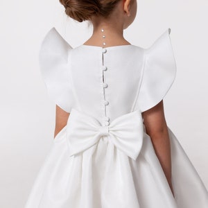 Weißes Satin Blumenmädchen Kleid: Rüschen Ärmel, Schleife Rücken