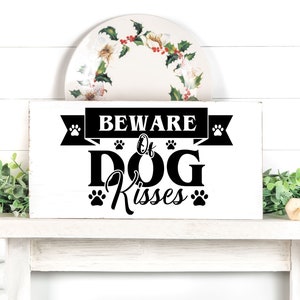 Attenzione ai baci del cane SVG, cartello del cucciolo PNG, divertente grafica della zampa del cane per zerbino, clipart del cuscino, decorazione stampabile per animali domestici, download istantaneo Cricut