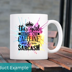 Dieses Mädchen läuft auf Koffein und Sarkasmus Lustige PNG, Schöne Mama Leben Digital Download Grafik PNG, sarkastisches Zitat PNG, Freche Sublimation PNG