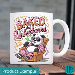 Panda de dibujos animados, horneado y despreocupado, clip art sublimado, gráfico PNG, divertido panda fumando marihuana con bata rosa, descarga digital