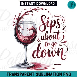 Puede incluir: Gráfico digital de una copa de vino con vino tinto derramándose. El texto "Sips about to go down" está en una fuente cursiva. La imagen está etiquetada como "Descarga instantánea" y "PNG de sublimación transparente".