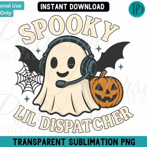 Può includere: Grafica a tema Halloween con un fantasma dei cartoni animati con cuffie, una zucca e ali di pipistrello. Il testo recita "Spooky Lil Dispatcher". Il testo aggiuntivo include "Personal Use Only" e "Instant Download."