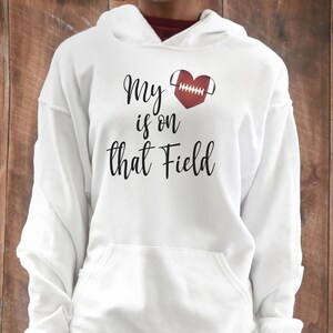 Mijn hart ligt op dat veld, voetbal moederhart sublimatie voor T-shirt, voetbalseizoen PNG, clipartafbeelding voetbalfan, voetballiefhebber