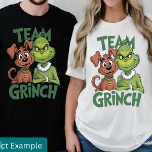 K&ouml;nnte beinhalten: Schwarze und wei&szlig;e T-Shirts mit einer Grafik des Grinch und eines braunen Hundes. Der Text "TEAM GRINCH" steht &uuml;ber den Figuren und "GRINCH" darunter. Die T-Shirts werden von zwei Personen getragen.