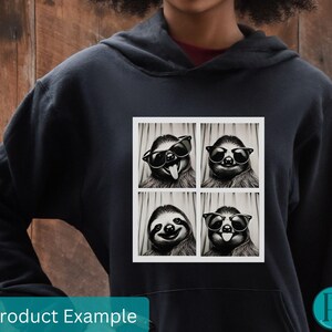 K&ouml;nnte beinhalten: Ein schwarzer Hoodie mit einem Aufdruck eines Faultiers, das eine Sonnenbrille tr&auml;gt und verschiedene Gesichtsausdr&uuml;cke macht. Der Aufdruck befindet sich in einem wei&szlig;en Rahmen.