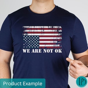 Bandeira americana de cabeça para baixo em PNG, design de sublimação "Nós não estamos bem", clipart de protesto, gráfico digital patriótico anti-Trump, download