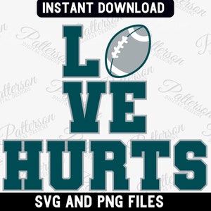 K&ouml;nnte beinhalten: Ein Design in Tealgr&uuml;n und Grau mit dem Text "LOVE HURTS" und einer Fu&szlig;ballgrafik. Der Text ist in einer fetten, blockartigen Schrift.