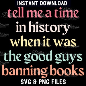 以下が含まれることがあります： 黒い背景に、「Tell me a time in history when it was the good guys banning books」というカラフルなテキストが表示されています。テキストは、ピンク、イエロー、ブルーなど、さまざまなパステルカラーで書かれています。テキストは、太字のサンセリフフォントで書かれています。画像には、下部に「SVG & PNG FILES」というテキストも含まれています。