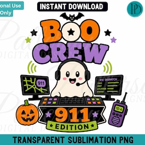 Può includere: Un grafico digitale che mostra un fantasma bianco con cuffie davanti a una console per computer con il testo BOO CREW 911 EDITION. Il design include due monitor per computer, un walkie-talkie viola, una zucca arancione e un piccolo pipistrello nero.