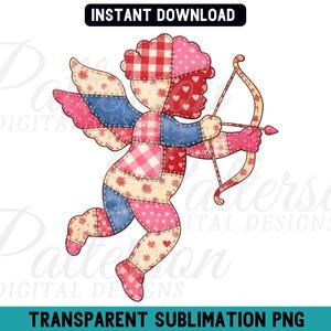 Puede incluir: Ilustración de un cupido de patchwork con arco y flecha, con telas rojas, rosas y azules. El diseño incluye corazones y patrones florales. También incluye el texto "INSTANT DOWNLOAD" y "TRANSPARENT SUBLIMATION PNG".
