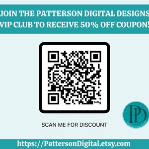 Peut inclure: Graphique promotionnel avec un fond turquoise et du texte blanc indiquant &laquo;&nbsp;REJOIGNEZ LE CLUB VIP PATTERSON DIGITAL DESIGNS POUR RECEVOIR UN COUPON DE 50&nbsp;% DE R&Eacute;DUCTION&nbsp;!&nbsp;&raquo;. Un code QR noir et blanc est au centre, avec le texte &laquo;&nbsp;SCANNEZ-MOI POUR OBTENIR UNE R&Eacute;DUCTION&nbsp;&raquo; en dessous. L'URL Etsy est en bas.