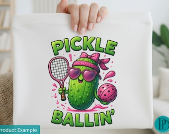 Clipart PNG divertente di Pickleball per sublimazione, personaggio di Pickle con fiocco rosa Coquette con pagaia e palla per i giocatori, grafica di gioco di parole sui sottaceti