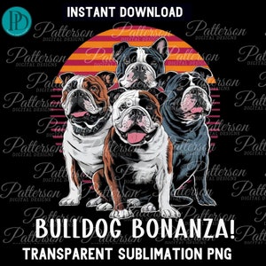 Puede incluir: Cuatro perros bulldog en un grupo, con un fondo de puesta de sol retro. Los perros son de diferentes colores y tienen diferentes expresiones. El texto "Bulldog Bonanza!" está escrito en letras grandes debajo de los perros. El texto "Transparent Sublimation PNG" está escrito en letras más pequeñas debajo del texto "Bulldog Bonanza!"