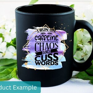 Je cours sur le chaos de la caféine et les mots jurons sarcastique drôle PNG, téléchargement immédiat graphique de la vie de maman, citations sarcastiques PNG, sublimation impertinente PNG