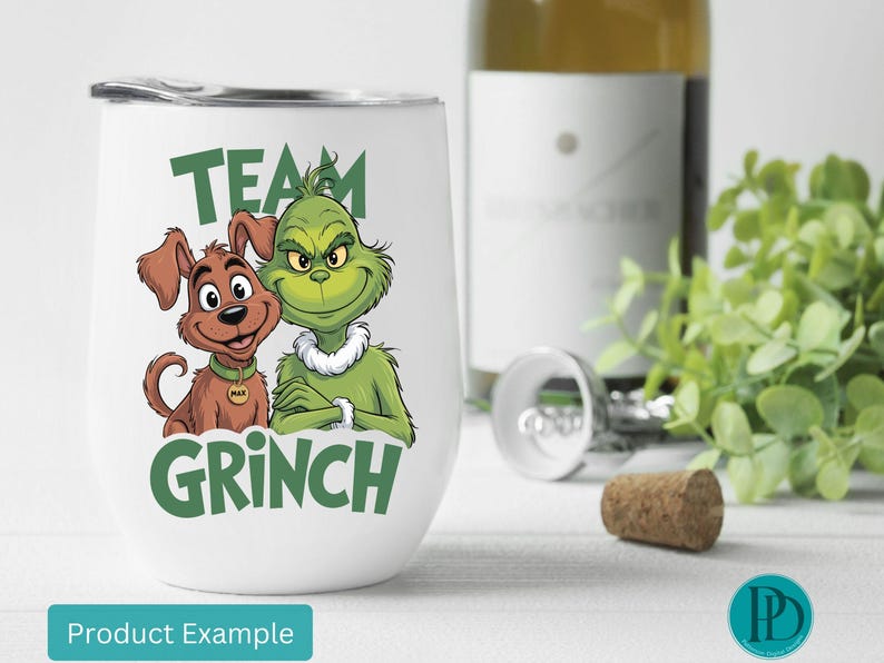 K&ouml;nnte beinhalten: Ein wei&szlig;er, stieloser Weinglasbecher mit einem gr&uuml;nen "Team Grinch"-Motiv mit dem Grinch und Max. Eine Weinflasche, ein Korken und ein Korkenzieher befinden sich im Hintergrund.