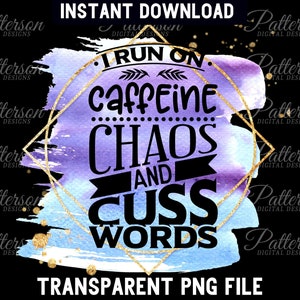 Corro con cafeína, caos y palabrotas, sarcástico, divertido PNG, descarga instantánea de gráficos de vida de mamá, citas sarcásticas PNG, sublimación atrevida PNG