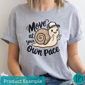 Muoviti divertente al tuo ritmo PNG trasparente, Clipart di lumaca carina, Design di lumaca ispiratore, Download di arte di sublimazione di lumaca con messaggio positivo