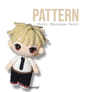 Könnte beinhalten: Gehäkelte Chibi-Puppe der Chainsaw Devil-Figur mit hellblondem, stacheligem Haar, roten Augen und einem weißen Hemd mit schwarzer Krawatte. Die Puppe trägt eine schwarze Hose und rot umrandete Schuhe. Das Wort "PATTERN" steht oben.