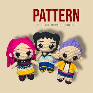 Puede incluir: Tres muñecas de ganchillo hechas a mano con ojos grandes y trajes coloridos. Las muñecas tienen pelo rosa, negro y morado. El texto "PATTERN BUNDLE DEMON HUNTER" se muestra encima de las muñecas.