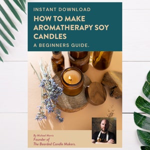 Puede incluir: Una guía sobre cómo hacer velas de soja de aromaterapia, una guía para principiantes de Michael Morris, fundador de The Bearded Candle Makers. La portada presenta una vela de soja encendida en un frasco de vidrio, rodeada de aceites esenciales y lavanda seca.