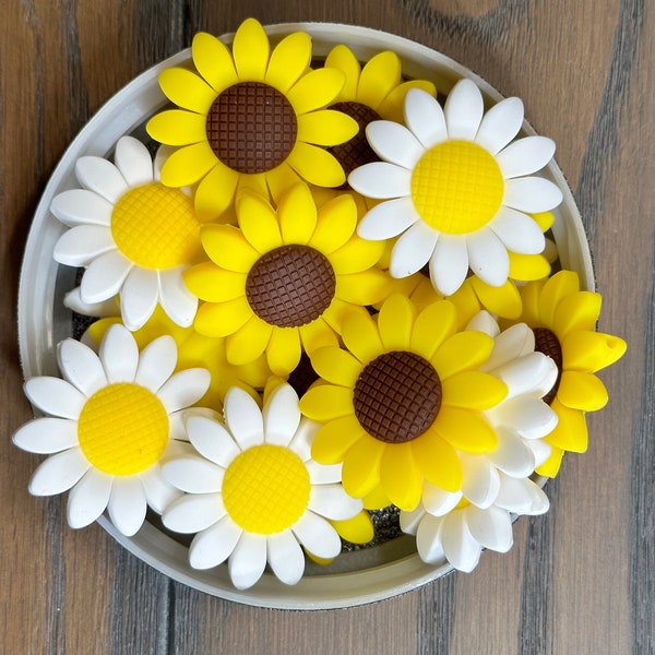 Daisies 40mm Focal Bead/ beadable pen/ Silicone  bead/ Daisy / keychain bead/ flower/ white Daisy/ yellow daisy