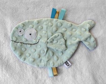 Doudou dish with personalized Celadon fish label. Child's first name. Color of your choice. Baby gift, birth list. Handmade cuddly toy.