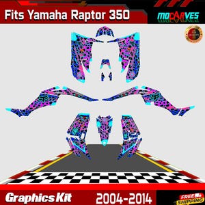 Può includere: Un kit grafico per un ATV Yamaha Raptor 350, con un design vivace con motivi leopardati rosa, blu e neri. Il kit include vari adesivi per diverse parti del veicolo. Il testo "Fits Yamaha Raptor 350" e "Graphics Kit 2004-2014" sono visualizzati.