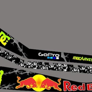 Pu&ograve; includere: Grafica in bianco e nero con loghi di DC, GoPro, Monster Energy, Red Bull e MOCARVES. Il design presenta un motivo screpolato e usurato. I loghi sono in vari colori, tra cui giallo, verde e rosso.