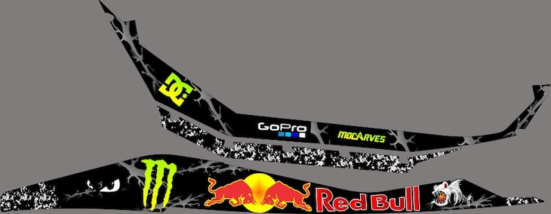 Pu&ograve; includere: Grafica in bianco e nero con loghi di DC, GoPro, Monster Energy, Red Bull e MOCARVES. Il design presenta un motivo screpolato e usurato. I loghi sono in vari colori, tra cui giallo, verde e rosso.