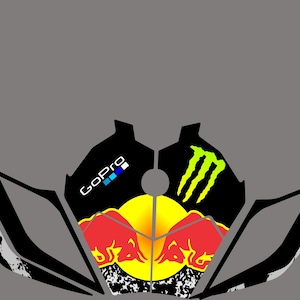 Pu&ograve; includere: Grafica in bianco e nero con loghi GoPro e Red Bull, insieme a un design ad artiglio verde Monster Energy. Il design ha un aspetto invecchiato e strutturato su uno sfondo grigio.