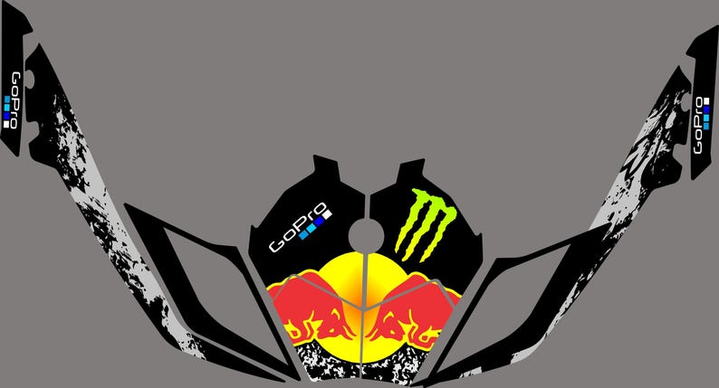 Pu&ograve; includere: Grafica in bianco e nero con loghi GoPro e Red Bull, insieme a un design ad artiglio verde Monster Energy. Il design ha un aspetto invecchiato e strutturato su uno sfondo grigio.