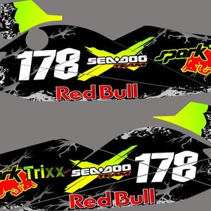 Pu&ograve; includere: Decalcomanie grafiche in bianco e nero per una Sea-Doo Spark Trixx. Le decalcomanie presentano il numero 178 in bianco, il logo Red Bull e il logo Spark Trixx con un animale rosso. Il design include accenti gialli e verdi.