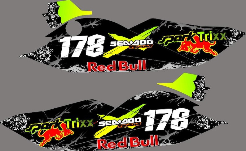 Pu&ograve; includere: Decalcomanie grafiche in bianco e nero per una Sea-Doo Spark Trixx. Le decalcomanie presentano il numero 178 in bianco, il logo Red Bull e il logo Spark Trixx con un animale rosso. Il design include accenti gialli e verdi.
