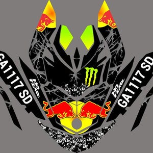 Pu&ograve; includere: Un design grafico nero e grigio con il testo "GA117 SD" e il logo Monster Energy. Il design include i loghi Red Bull e una combinazione di colori giallo e verde. Il design &egrave; su sfondo grigio.