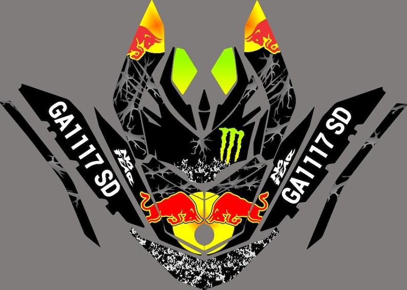 Pu&ograve; includere: Un design grafico nero e grigio con il testo "GA117 SD" e il logo Monster Energy. Il design include i loghi Red Bull e una combinazione di colori giallo e verde. Il design &egrave; su sfondo grigio.