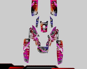 Puede incluir: Diseño gráfico rosa, negro y blanco para un ATV Yamaha Warrior. El diseño presenta un corazón rosa, un logotipo de cabeza de zorro y el número 026.