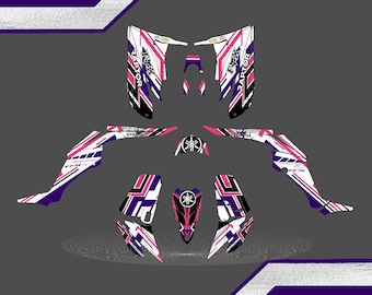 Puede incluir: Kit de calcomanías gráficas para un ATV Yamaha Raptor 350. Las calcomanías son de color rosa, blanco y negro con un diseño geométrico morado y blanco. Las calcomanías incluyen las palabras "Raptor" y "Yamaha".