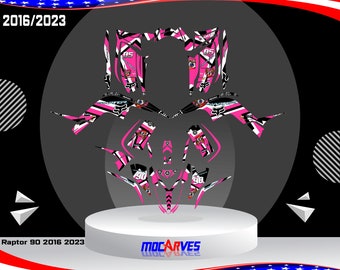 Puede incluir: Kit de calcomanías de diseño gráfico rosa y negro para un ATV Yamaha Raptor 90. El kit incluye una variedad de calcomanías con diferentes diseños, incluyendo una cabeza de zorro, un número 90 y el texto "Yamaha". El kit está diseñado para los modelos de los años 2016-2023.
