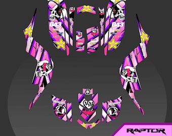 Könnte beinhalten: Rosa-violettes Yamaha Raptor 660 ATV-Grafik-Kit mit Totenkopf- und Knochen-Design. Das Kit enthält Grafiken für die Vorderseite, die Seiten und die Rückseite des ATV. Die Grafiken sind auf hochwertigem Vinyl gedruckt und für Langlebigkeit und Strapazierfähigkeit ausgelegt.
