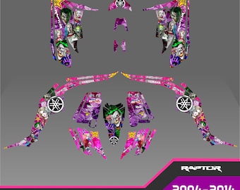 Puede incluir: Gráficos de kit Yamaha Raptor 350 rosas y morados con imágenes del Joker y Harley Quinn. Los gráficos están diseñados para los modelos 2004-2014. El kit incluye varias calcomanías con el logotipo de Yamaha y otros elementos gráficos.