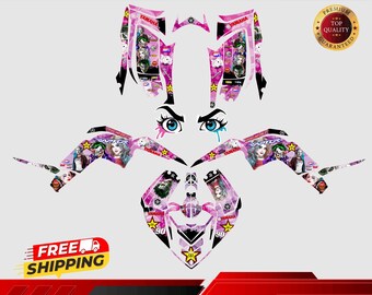 Puede incluir: Kit gráfico rosa, negro y blanco para un ATV Yamaha Raptor 90. Los gráficos presentan un diseño inspirado en Harley Quinn con un tema Joker. El kit incluye gráficos para la parte delantera, los laterales y la parte trasera del ATV.