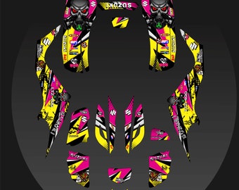 Puede incluir: Un conjunto de calcomanías gráficas rosa y amarillas para un ATV Suzuki LTZ 400. Las calcomanías presentan un diseño de calavera y huesos cruzados, el logotipo de Suzuki y el texto "LTZ 400".