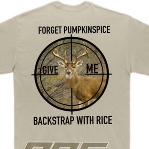 Puede incluir: Una camiseta de color beige con un ciervo en un gráfico de objetivo de retícula. El texto "Forget Pumpkin Spice Give Me Backstrap With Rice" está impreso en la camiseta. El texto "ORC Offroad Creations" está impreso en la parte inferior de la camiseta.